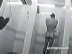 se pajea en la ducha