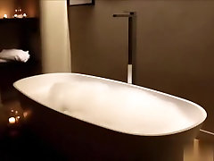 Percuté mon appel et salope chaude sur le sexy baignoire