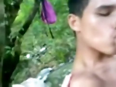 Latina makes a sextape with her bf in the forest