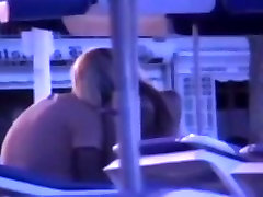 Voyeur cintas de una rubia partyslut montar su soporte de una noche en una playa española