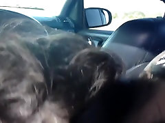 Bruna di Capelli rende Orale-Sesso in Auto