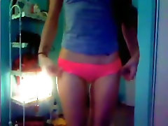 Skinny una venida deliciosa girl shows herself naked for her bf on cam
