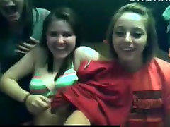 4 playful girls flash their pitit smol tite and ass on cam