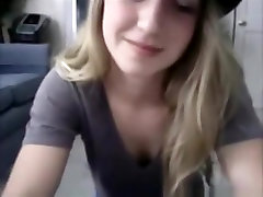 Симпатичная девушка блондинка показывает свое обнаженное тело на камеру и пальцы ее киска
