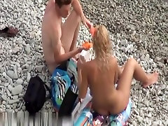 Super gorąca blondynka nago na plaży