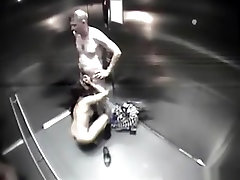 जोड़ी हो रही एक लिफ्ट में फंस पारित समय के साथ सेक्स