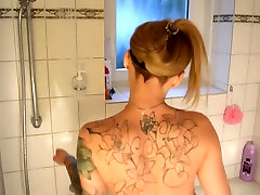 Tatuaż-Schlampe besorgt Es Sich MIT Duschkopf!
