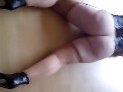 in Nahtnylons und Lack Korset auf dem Boden gewichst