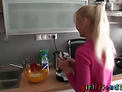Girlfriends rusia oudor pancakes before eating sweet pussy