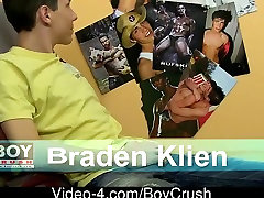 Braden Klien notices the fotos of hawt knobs on the wall and settles into the bed to jerk off