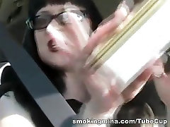 Morena sexy de fumar