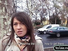 Amateur Eurobabe Anastasia peluche en public pour de largent