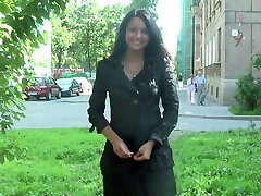 Dai capelli neri russo pulcino a piedi nudi in pubblico