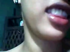 Chaud basic ins salope Asiatique montre ses seins sur webcam