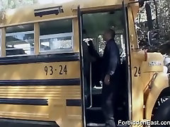 Азиатские бимбо школьница сосет в автобусе