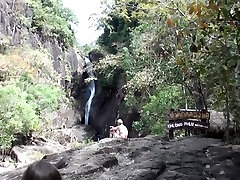 Abbaye dans la chaudasse fait une fellation de folie en plein air porno vid