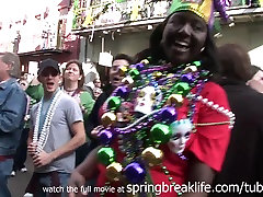 SpringBreakLife वीडियो: मार्डी ग्रास Flashers