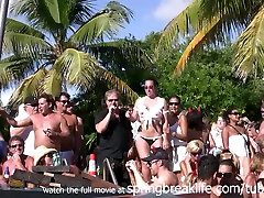 SpringBreakLife वीडियो: पूल पार्टी गीली टी-शर्ट प्रतियोगिता