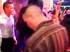 Chicas Sexy bailando eróticamente en un club