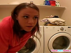 Junge Diana necken sich auf neue Waschmaschine
