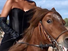 Dominatrice sexy équitation