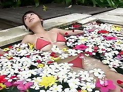 Romántico diva Japonesa Arisa Aod acaricia sus tetas en la piscina
