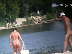 Skinny adolescenti e procace mature ragazze in spiaggia per nudisti