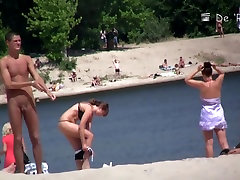 完美的一天，裸体的女孩在炎热的夏季海滩