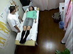 Hidden hung doctorh multi feet massage brings girl to orgasm