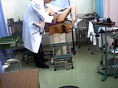 चुलबुला एशियाई लड़की उसके स्तनों को डॉक्टर के कार्यालय में