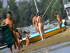 裸体青少年在海滩上散步，没有后顾之忧