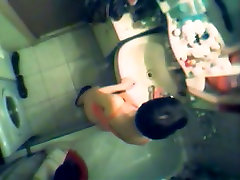 有一个间谍的照相机在浴室里拍摄裸辣妹