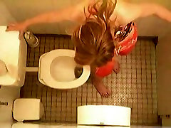 Increíbles imágenes de un aficionado a la chica espiado desde arriba en un inodoro