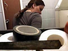 Ничего не подозревающий леди, которая сидит в туалете подсмотрел скрытой камерой