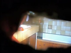 我拍摄了我的性感女朋友在浴室上的间谍的摄像机