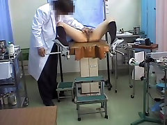 Sexy Asiatico studiato dal suo medico su una macchina fotografica spia