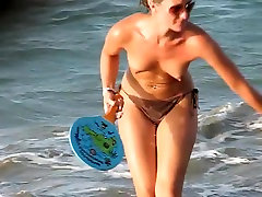 Voyeur Filme babes mit nackten Titten spielen am Strand