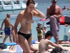 FKK-Strand ist voll von verführerischen nackten Frauen