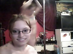 Girl-girl-boy-Gruppe posiert auf webcam