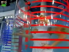 Rubia chica en bragas rojas en el programa de TV upskirts