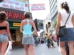 Spärlich bekleidete teenager, die in diesem nicht-FKK-street voyeur-video