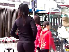 Splendid looking babe in tight leggings has a very athletic ass