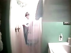 Sexy fille sportive se trouve pris dans une douche par un hidden cam