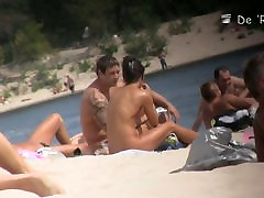 偷窥海滩上的裸体和赤裸上身的表演热的女孩