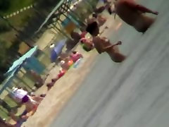偷窥视的乐趣在水面上的一个裸体主义者海滩