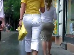 Classy blonde in heels and white pants in a doll sistr candid vid