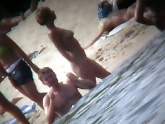 नग्न समुद्र तट voyeur पकड़ता है एक गर्म सुनहरे बालों वाली बंद दिखा रहा है
