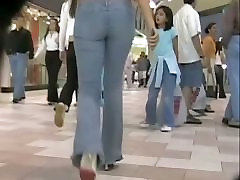 Gorgeous brunette brutal schiaffi ass in jeans