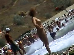 Prawdziwy plaża podglądaczem wideo gorące laski nudystów demonstrują swoje ciała na wodzie