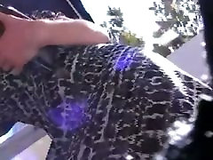 La jupe voyeur clip de une rousse teen clignote son black grall en public